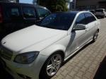 Samochód osobowy Mercedes-Benz, kolor auta biały, tapicerka materiałowo-skórzana