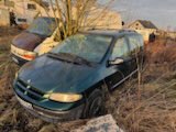 Samochód osobowy Chrysler Voyager. Samochód ze skorodowanym podwoziem.