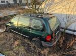 Samochód osobowy Chrysler Voyager. Samochód ze skorodowanym podwoziem.