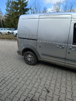 Samochód osobowy Ford Transit w kolorze srebrnym