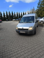 Przód samochodu Ford Transit Connect w kolorze srebrnym