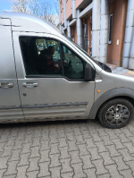 Prawy bok samochodu Ford Transit Connect w kolorze srebrnym