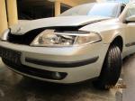 Samochód osobowy Renault Laguna. Samochód uszkodzony, wgnieciona maska oraz nadkole, zbita przednia lampa, 