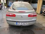 Samochód osobowy Renault Laguna. Samochód uszkodzony, wgnieciona maska oraz nadkole, zbita przednia lampa, 