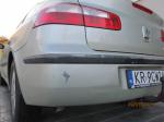 Samochód osobowy Renault Laguna. Samochód uszkodzony, wgnieciona maska oraz nadkole, zbita przednia lampa, 