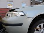 Samochód osobowy Renault Laguna. Samochód uszkodzony, wgnieciona maska oraz nadkole, zbita przednia lampa, 