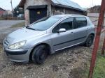 Lewy bok samochodu Peugeot 307 w kolorze srebrnym