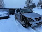 Samochód osobowy Kia Sorento w kolorze srebrnym, poważnie uszkodzony przedni błotnik oaz maska pojazdu, widoczny znaczny uszczerbek w karoserii 