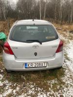 Tył samochodu Toyota Yaris w kolorze srebrnym